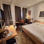 Cool Room In Shared House